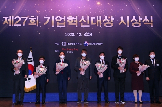 NSP통신-제27회 기업혁신대상을 수여받은 신홍섭 KB저축은행 대표(왼쪽에서 1번째) 외 수상기관들이 기념사진을 찍고 있다. (KB저축은행 제공)