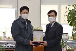 [NSP PHOTO]한국핀테크산업협회, 윤관석 정무위원장에 공로패 전달