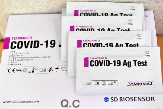 NSP통신-10일 SD 바이오센서가 기증한 신속항원검사 키트. (수원시)