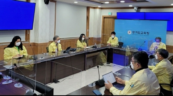 NSP통신-13일 이재정 경기도교육감(왼쪽 두번째)이 긴급회의에서 발언을 하는 모습. (경기도교육청)