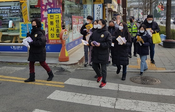 NSP통신-▲아산시가 청소년유해환경 민관 합동 지도 점검 및 캠페인을 펼치고 있다. (아산시)