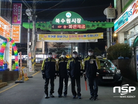 NSP통신-12일 오후 8시부터 수원소방소 의용소방대원들이 전통시장 화재예방 순찰을 돌고있다. 사진은 북수원시장 순찰 모습. (김종식 기자)