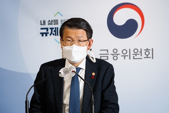 NSP통신-은성수 금융위원장이 14일 서울 종로구 정부서울청사 합동브리핑실에서 송년 기자간담회를 열어 질문에 답변하고 있다. (금융위원회 제공)