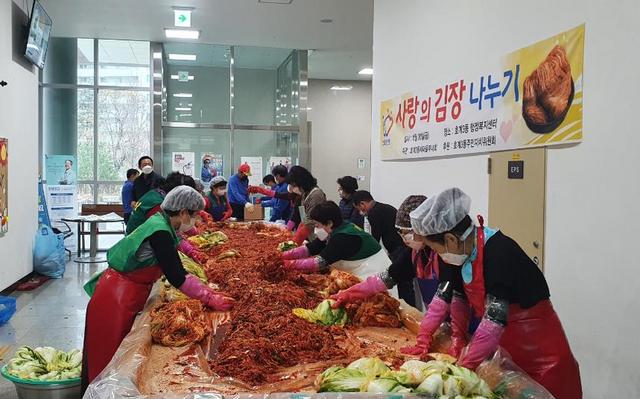 -호계3동 주민들이 김장김치를 담그고 있다. (안양시)