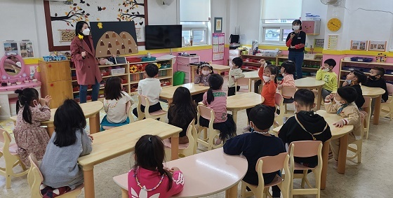NSP통신-▲공주시가 찾아가는 눈높이 환경교육을 실시하고 있다. (공주시)