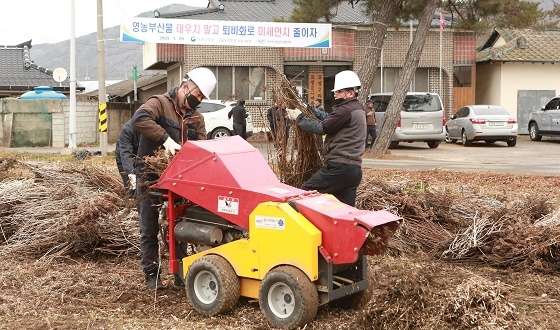 NSP통신-▲논산시가 마을단위 영농부산물 파쇄작업을 지원한다. (논산시)