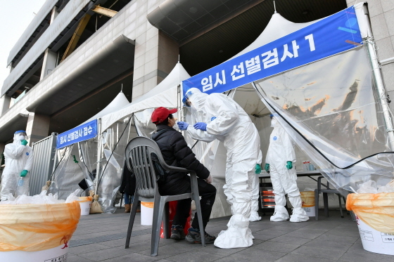 NSP통신-16일 운영을 시작한 수원역 임시선별검사소에서 시민들이 검사를 받는 모습. (수원시)