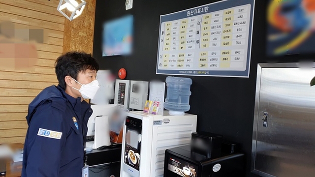NSP통신-경기도 특별사법경찰단이 불법 행위를 저지른 수산물 취급 음식점들을 단속에서 적발했다. (경기도)