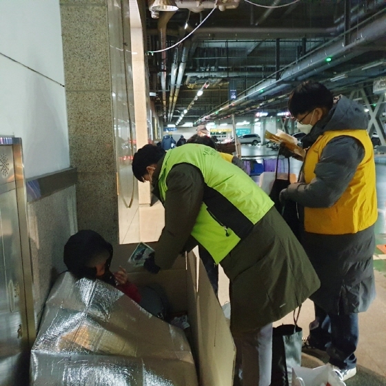 NSP통신-수원시 관계자들이 수원역 일대에서 한파 속 노숙인들을 보호하기 위한 점검활동을 벌이고 있다. (수원시)