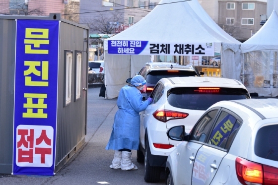 NSP통신-김포공설운동장 드라이브스루 검사 모습. (김포시)