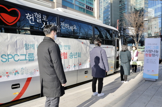 NSP통신-SPC그룹 임직원이 진행된 헌혈송년회에 참여해 헌혈을 하고 있다 (SPC그룹 제공)