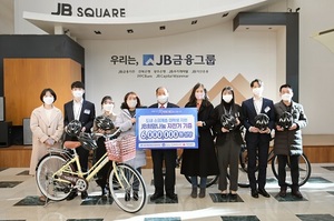 [NSP PHOTO]전북은행, 소외계층 대학생에 자전거 기증
