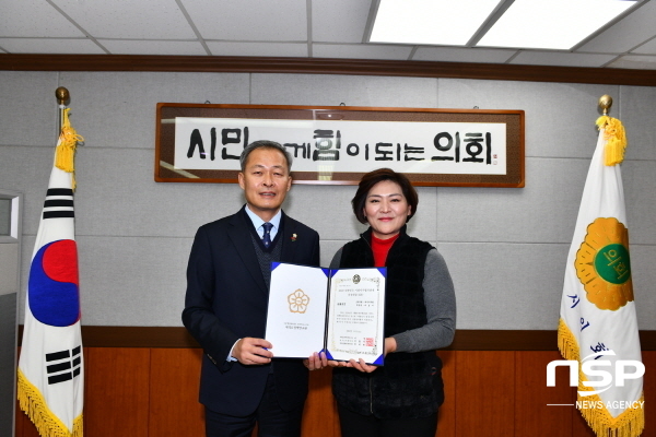 NSP통신-박성미 여수시의원(오른쪽)이 여수시의회에서 전창곤 의장으로부터 지방자치평가 의정대상 최우수상을 전달받고 있다. (여수시의회)