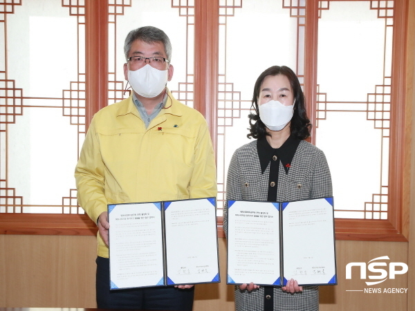 NSP통신-예천군과 예천군어린이집연합회는 21일 군수실에서 복지 사각지대 위기가구 발굴을 위한 업무 협약식을 가졌다. (예천군)