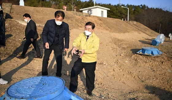NSP통신-▲예산군이 동절기 상수도 시설물에 대한 현장점검을 실시했다. (예산군)