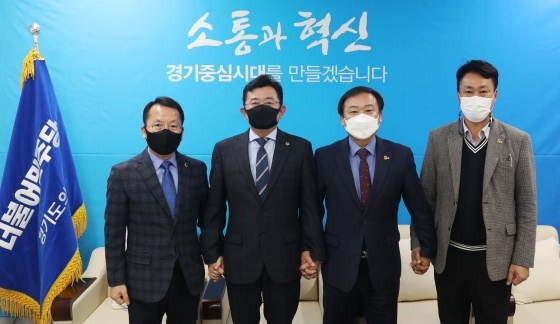 NSP통신-전라북도 도의회 더불어민주당 대표단과 경기도의회 더불어민주당 대표단이 정담회를 개최후 기념사진 촬영. (경기도의회)