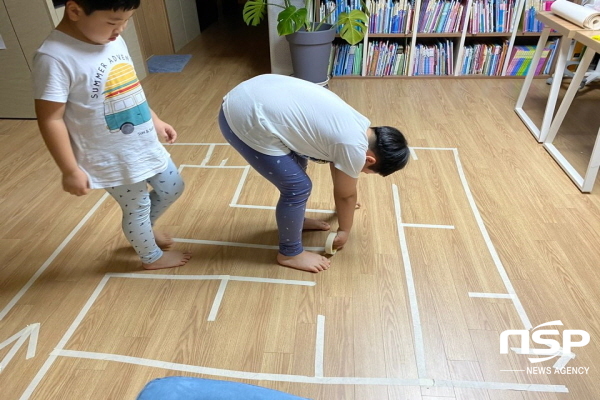 NSP통신-경상북도교육청은 교사, 유아와 학부모를 위한 원격수업 지원 놀이활동 자료집 아이 잼! 놀이 잼! 우리집 놀이터를 개발해 도내 공·사립 유치원 663개원에 보급했다고 24일 밝혔다 (경상북도교육청)