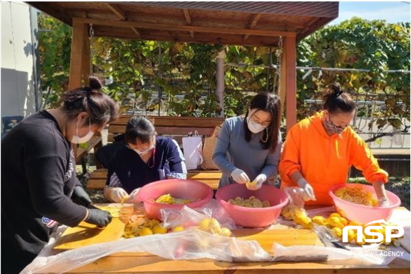 NSP통신-경상북도교육청은 교육부가 주최하고 전국학부모지원센터에서 주관한 2020년 학부모 교육참여 체험사례 온라인 발표회에서 우수한 사례로 선정되는 쾌거를 이뤘다고 24일 밝혔다. 경산 자인초 학부모가 지역 기관에 기부할 레몬청을 만들고 있다. (경상북도교육청)