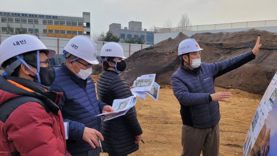 NSP통신-23일 이재국 김포시 행정국장이 청사 및 공공건축물 건설공사 현장을 방문해 진행상황을 확인하고 있다. (김포시)