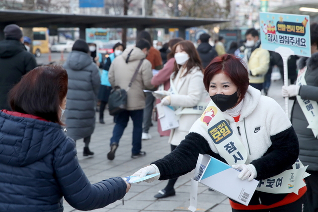 NSP통신-24일 박승원 광명시장을 비롯한 관계자들이 철산역과 하안사거리에서 성탄절, 연말연시 모임과 외출 자제를 당부하는 거리캠페인을 벌이고 있다. (광명시)