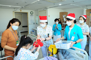 [NSP PHOTO]포항성모병원, 크리스마스 맞아 입원중인 소아환자 위로
