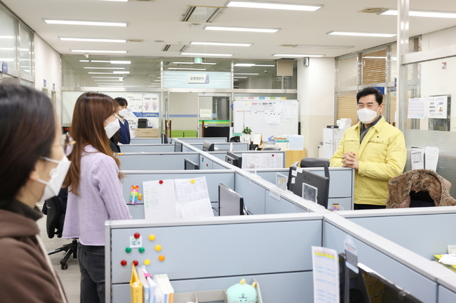 NSP통신-김상돈 의왕시장(오른쪽)이 연휴기간인 26일 보건소를 방문해 관계자들을 격려하고 있다. (의왕시)