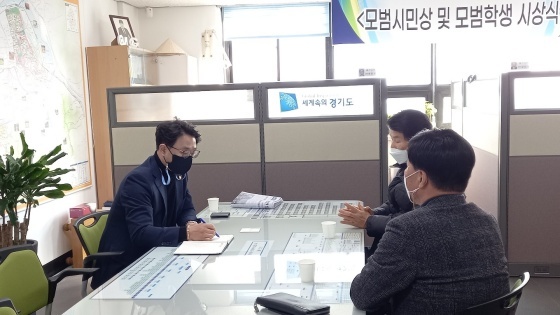 NSP통신-28일 경기도의회 하남상담소에서 추민규 경기도의원이 경기도 전세버스운송사업조합 임원진과 소외된 업종에 대해 해결점을 찾기 위한 논의를 했다. (경기도의회)