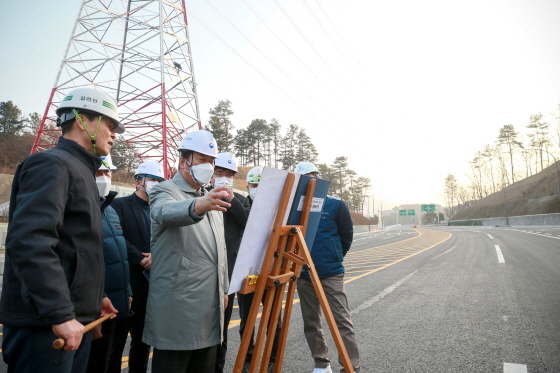 NSP통신-28일 백군기 용인시장이 궁촌교차로 개통에 앞서 관계자들과 현장 점검을 하고 있다. (용인시)