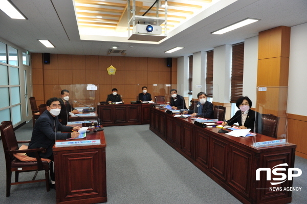 NSP통신-지난 29일 영천시의회가 연 의원 연구단체에 대한 연구용역 착수보고회 모습. 이날 의원 연구모임은 경마공원 조성·치매안심병원 유치에 관한 의견을 나눴다 (영천시의회)