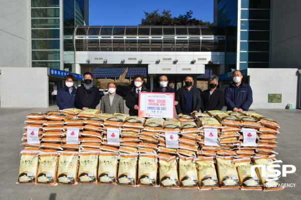 NSP통신-트루파인더는 지난 30일 봉화군청을 방문해 한파로 어려움을 겪는 지역민들을 위해 쌀 300포(900만원 상당)를 전달했다 (봉화군)