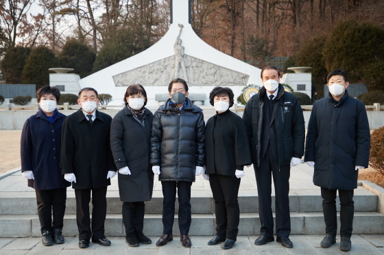 NSP통신-4일 처인구 김량장동에 위치한 현충탑을 찾은 김기준 용인시의장(가운데)을 비롯한 의장단이 참배 후 기념촬영을 하고 있다. (용인시의회)