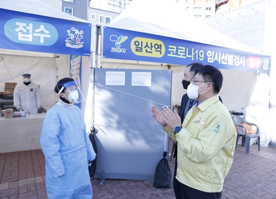 NSP통신-이재혁 일산서구청장이 경의선 일산역 코로나19 임시선별검사소를 방문하고 있다. (고양시)