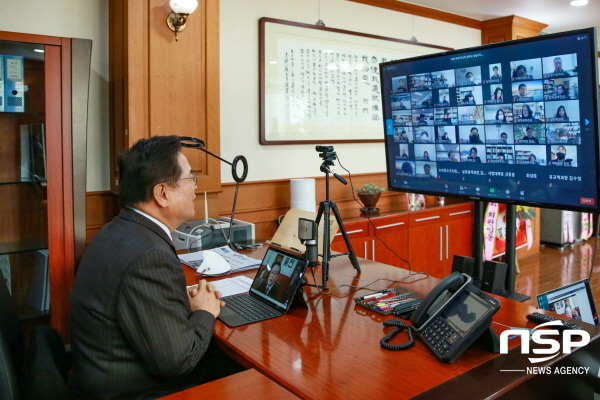 NSP통신-6일 취임한 우동기 대구가톨릭대 총장이 학장, 학과장들과 화상회의를 하고 있다. (대구가톨릭대학교)