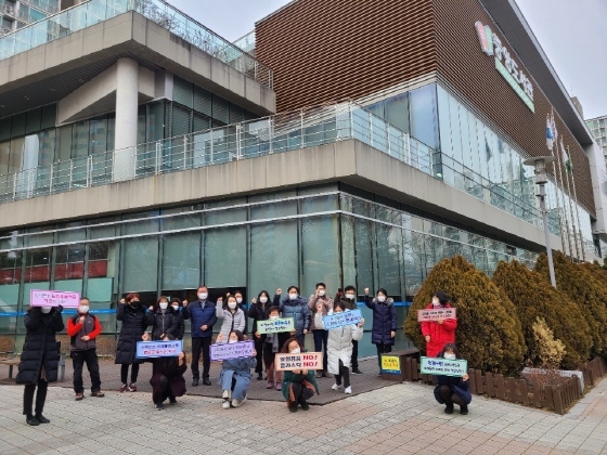 NSP통신-4일 중앙도서관 관계자들이 일회용품 배출 제로화 선언 퍼포먼스를 진행하는 모습. (오산시)