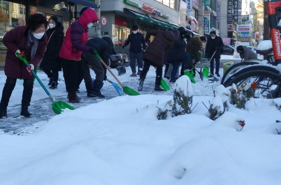 NSP통신-7일 오전 매탄1동 통장협의회 회원들과 공직자들이 제설작업을 하고 있다. (수원시)