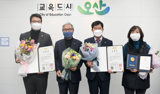 NSP통신-2020년도 평화와 번영의 한반도 기반조성 유공분야에서 표창을 수상한 장인수 오산시의회 의장(왼쪽부터), 곽상욱 오산시장, 조창복 전 회장, 정미명 자문위원이 수상 기념촬영을 하고 있다. (오산시)