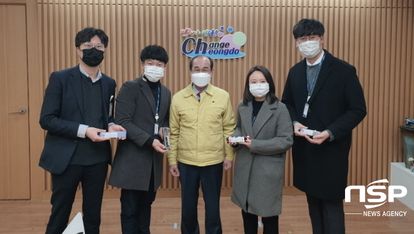 NSP통신-이승율 청도군수가 친절공무원으로 선정된 직원들과 간담회를 가지고 함께 기념사진을 찍고 있다. (왼쪽부터) 이재형주무관, 예상해주무관, 이승율 군수, 유은경주무관, 이대욱주무관 (청도군)