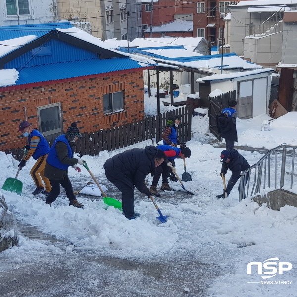 NSP통신-지난 2일 라이온스클럽 회원들은 울릉읍 저동리 지역에 폭설로 인해, 장비로 제설작업이 힘든 구간을 라이온스클럽 회원 10여명이 구슬땀을 흘리며 봉사 하고있다.