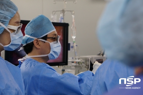 NSP통신-복강경을 이용한 간 기증 수술을 집도 하고 있는 한영석교수 (경북대학교병원)