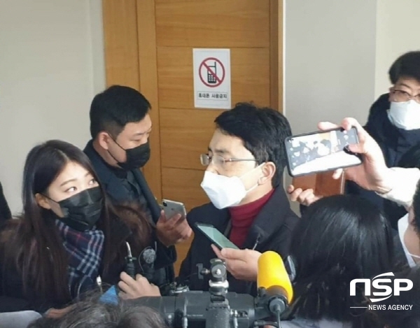 NSP통신-김병욱 의원이 11일 대구지법 포항지원에 열린 재판에 참석 하기에 앞서 취재진들의 질문을 받고 있다.