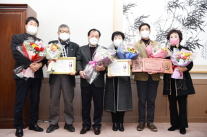 [NSP PHOTO]군위군의회, 김정애ㆍ박운표 의원 지방의정봉사상 수상