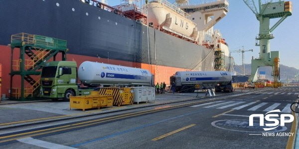 NSP통신-한국가스공사 관계자가 선박에 LNG 벙커링을 공급하고 있다. (한국가스공사)