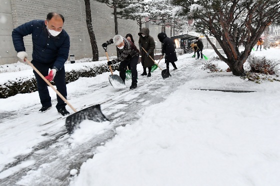 NSP통신-12일 수원시 행궁동 일대에서 공직자들이 제설작업에 투입돼 인도에 쌓인 눈을 치우고 있다. (수원시)