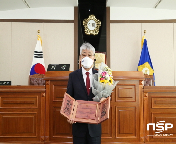 NSP통신-청송군의회 윤동탁 의원이 남다른 봉사정신과 모범적인 의정활동으로 경상북도시군의회의장협의회로부터 2020년도 경상북도 의정봉사대상을 수상했다. (청송군의회)