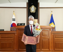 [NSP PHOTO]청송군의회 윤동탁 의원, 경상북도의정봉사대상 수상