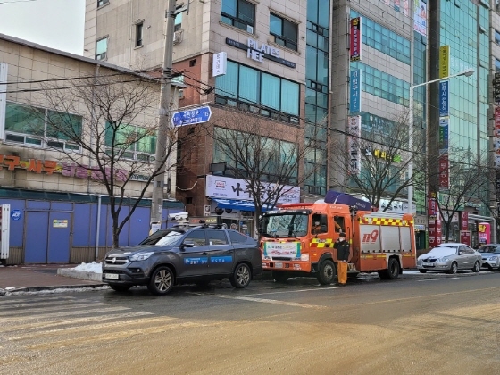 NSP통신-13일 주택(상가)밀집 지역인 권선구 곡반정동 일대에서 권선구와 유관기관이 협력해 소방차 길 터주기 훈련을 하고 있다. (수원시)