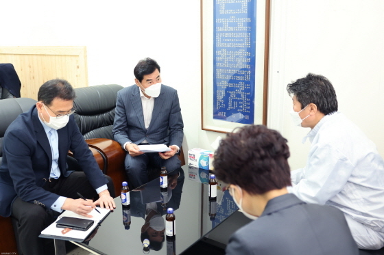 NSP통신-중소기업 활성화를 위해 김상돈 시장(왼쪽 두번째)이 중소기업 지원계획을 관계자들과 논의하고 있다. (의왕시)