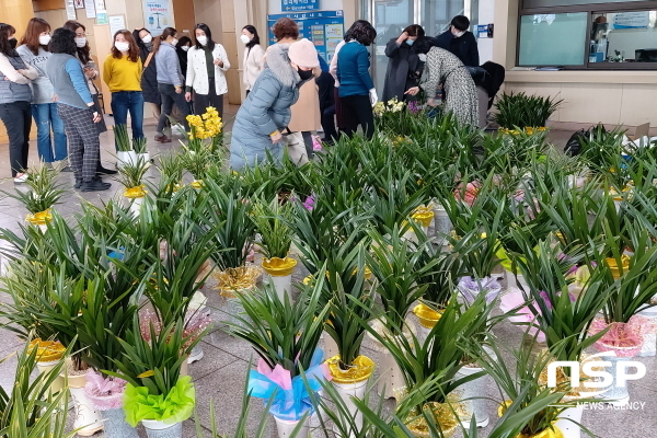 NSP통신-경산시청 여정회가 상반기 정기인사때 받은 승진‧전보 축하 화분 172여 개를 직원들에게 기증받아 승진·전보 축하화분 나눔행사를 시청 중앙 현관에서 가졌다. 이날 수익금 전액은 불우이웃돕기와 장학금으로 기탁된다 (경산시)