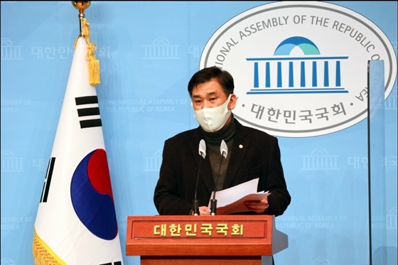 NSP통신-최승재 국회의원의 국회 소통관 기자회견 모습 (최승재 의원실)
