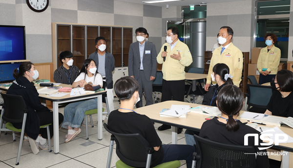 NSP통신-주낙영 경주시장이 서정원 경주교육장과 지난해 6월 11일 첫 신입생 60명을 선발한 경주시 감포읍 한국국제통상마이스터 고등학교를 찾아 학교 운영과 시설방역 현장을 점검하고 있다. (경주시)